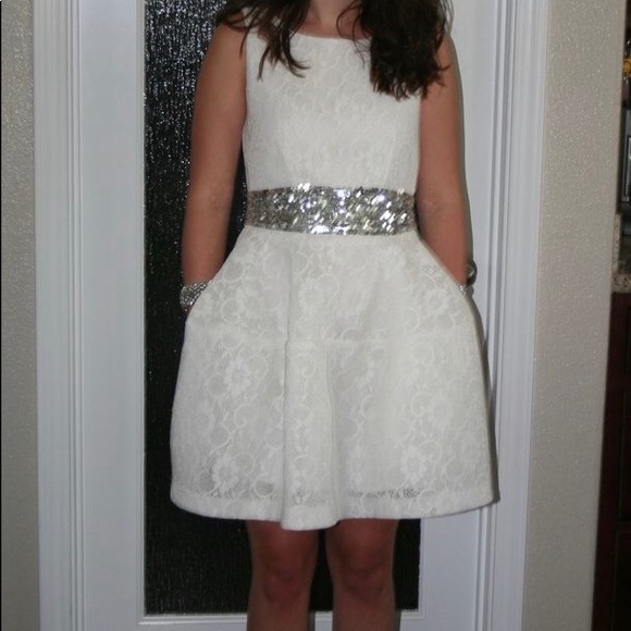 Beautiful white lace Dress - Picture 16 of 16